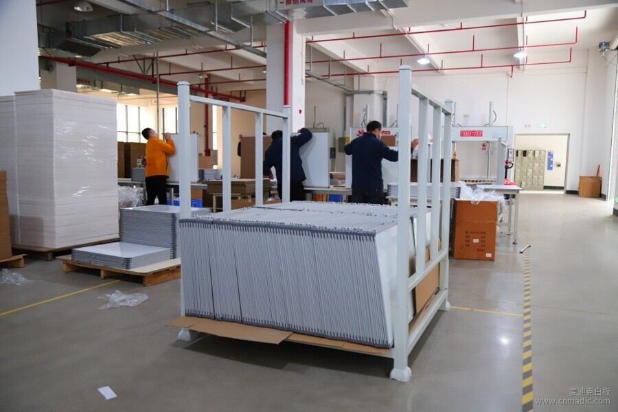 磁性白板生產(chǎn)車間一角